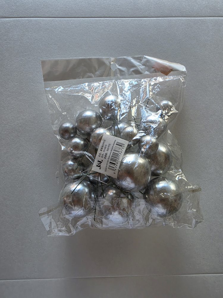 Bolsa con esferas plateadas de varios tamanos montadas en alambre