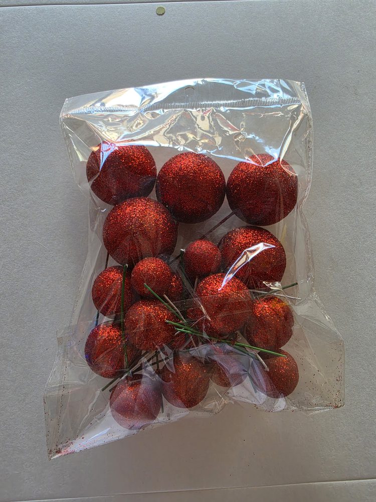 Bolsa con esferas rojas con escarcha de varios tamanos montadas