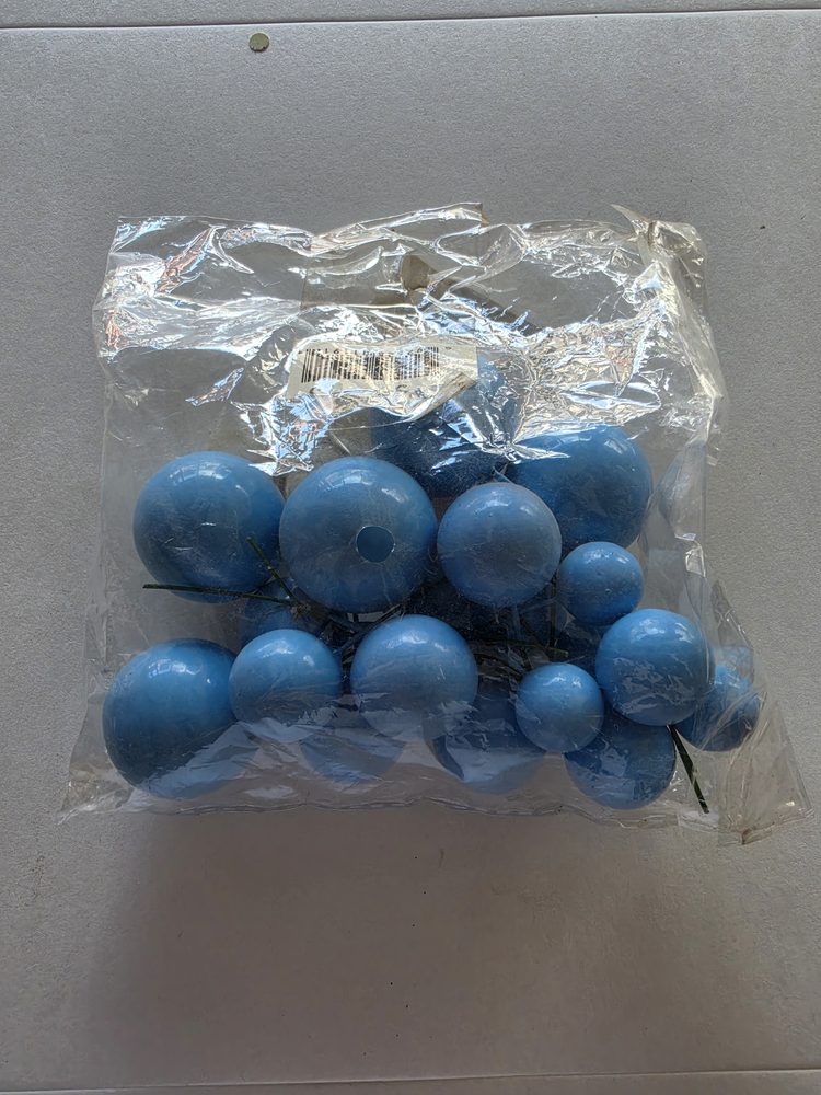 Bolsa con esferas celestes mate de varios tamanos montadas en alambre