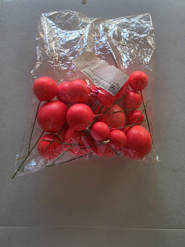 Bolsa con esferas rosa fuerte de varios tamanos montadas en alambre