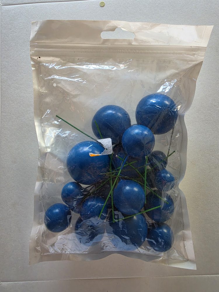 Bolsa resellable con esferas azul oscuro de varios tamanos montadas