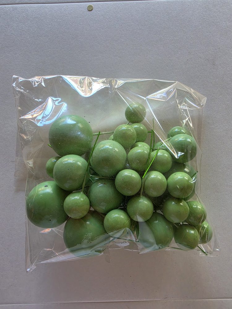 Bolsa con esferas decorativas verdes con alambre verde