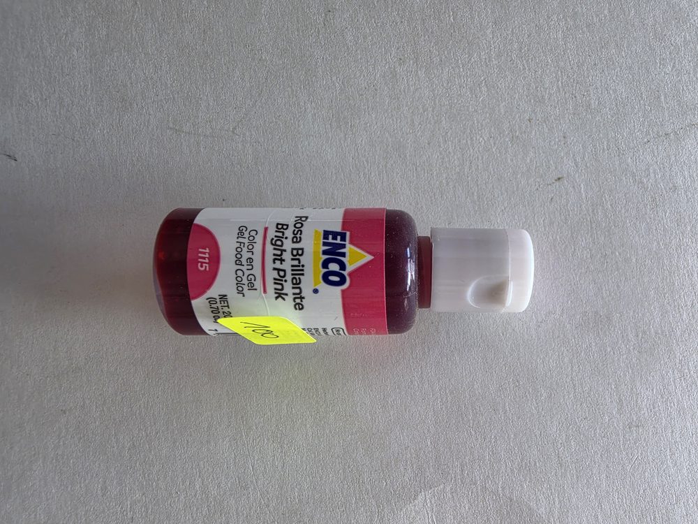 Frasco de colorante en gel color rosa brillante, envase blanco