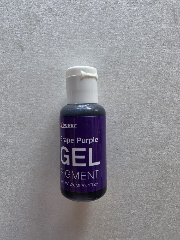 Frasco de gel colorante morado uva marca DOVET, etiqueta morada