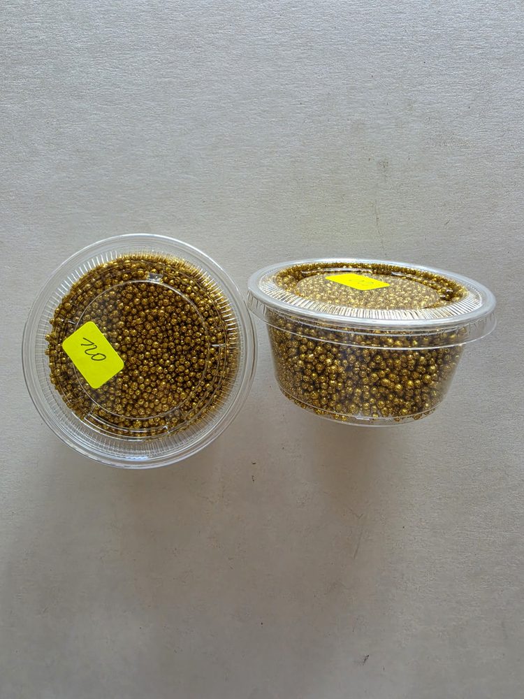 Perlas comestibles pequeñas doradas con brillo escarchado, en envase