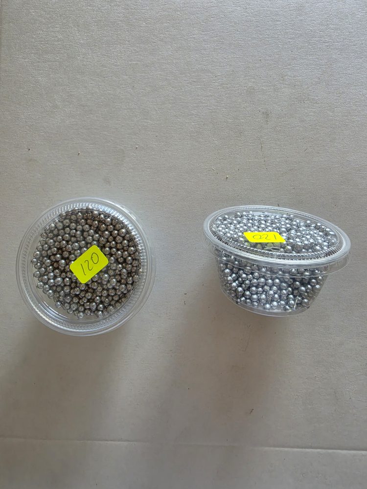 Perlas comestibles plateadas medianas brillantes, en envase plástico