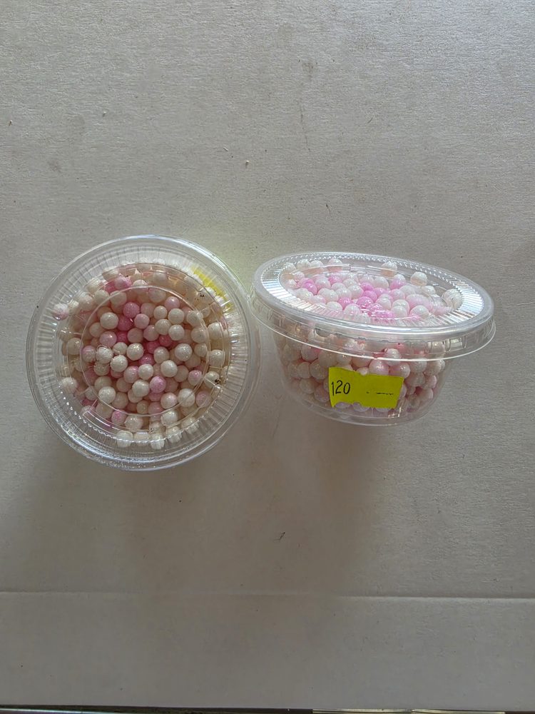 Perlas comestibles rosadas y blancas mezcladas, en envase plástico