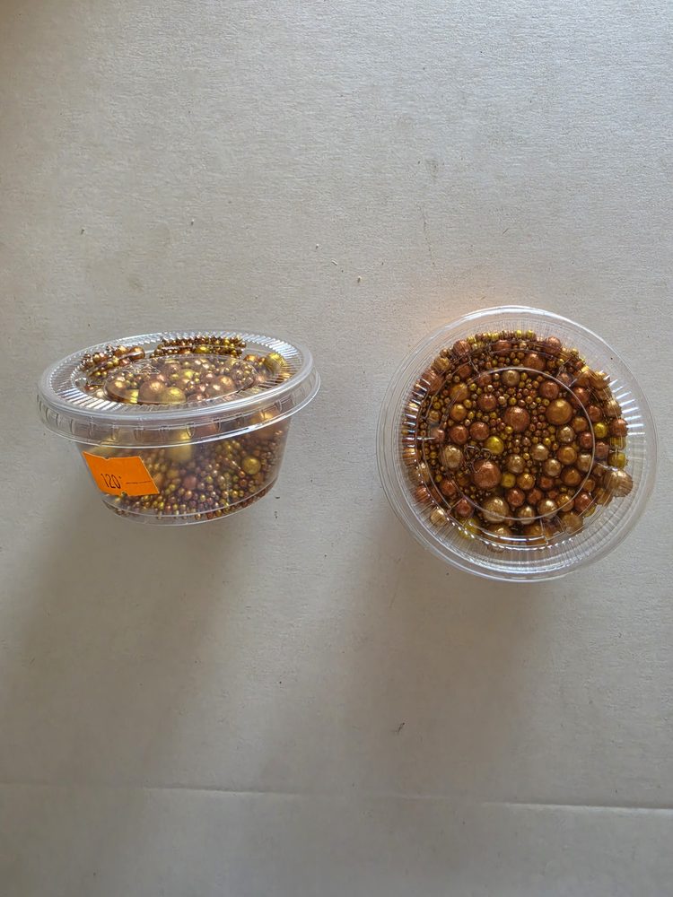 Mezcla de perlas y grageas comestibles en tonos dorado, cobre