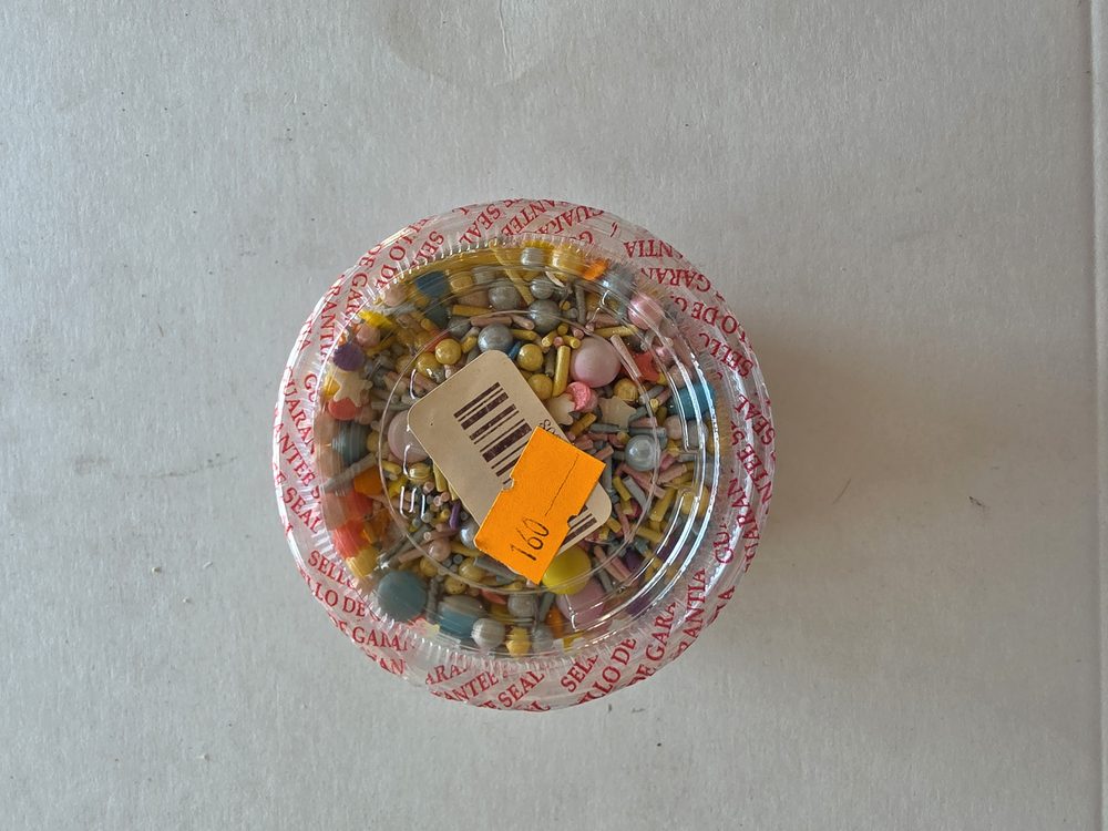 Envase plástico con mezcla de sprinkles y perlas comestibles en tonos