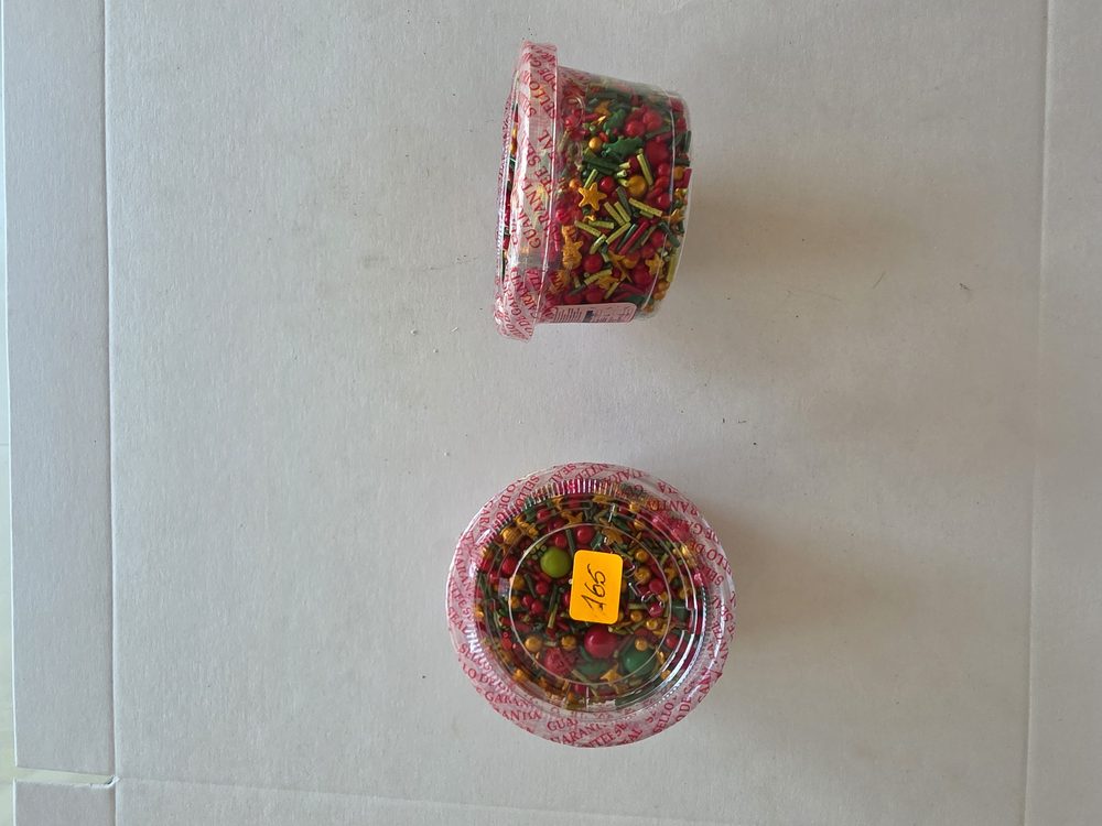 Envase plástico con mezcla navidena de sprinkles comestibles rojo