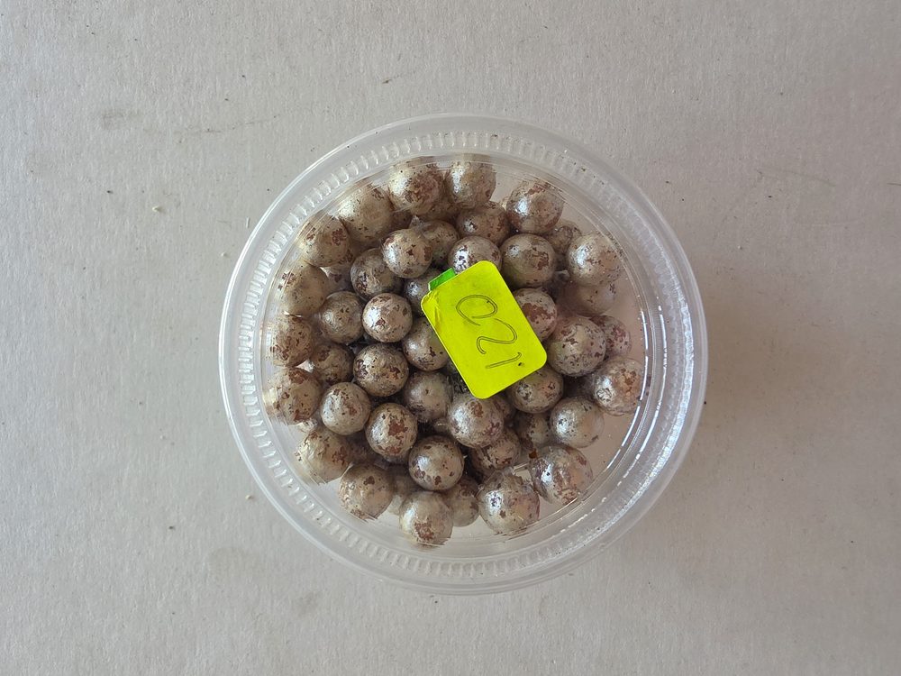 Envase plástico con perlas grandes comestibles color café dorado