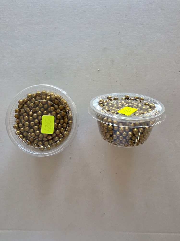 Perlas comestibles doradas metálicas en vaso plástico transparente
