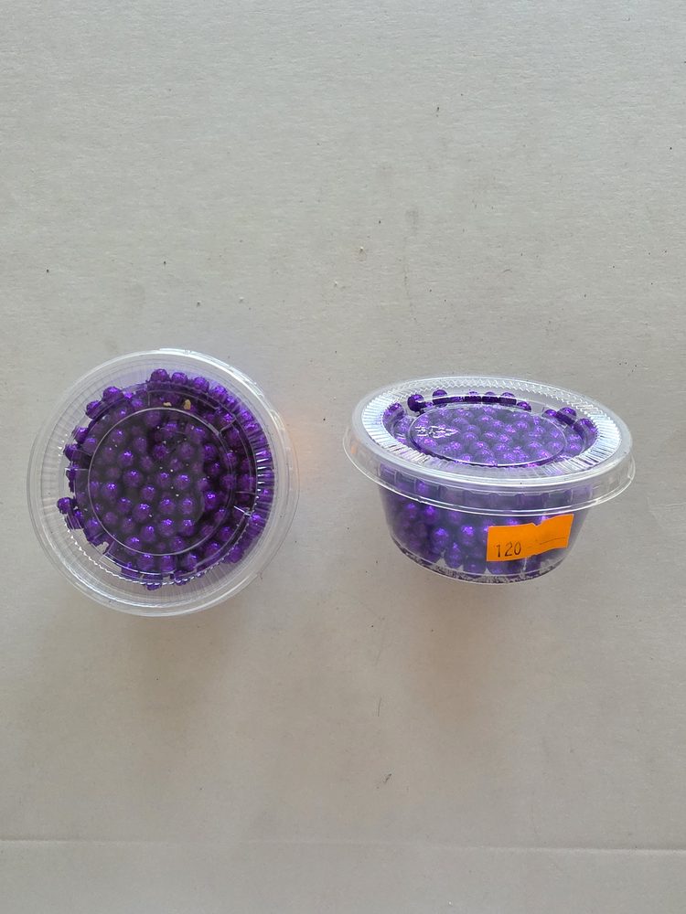 Perlas comestibles moradas escarchadas en vaso plástico transparente