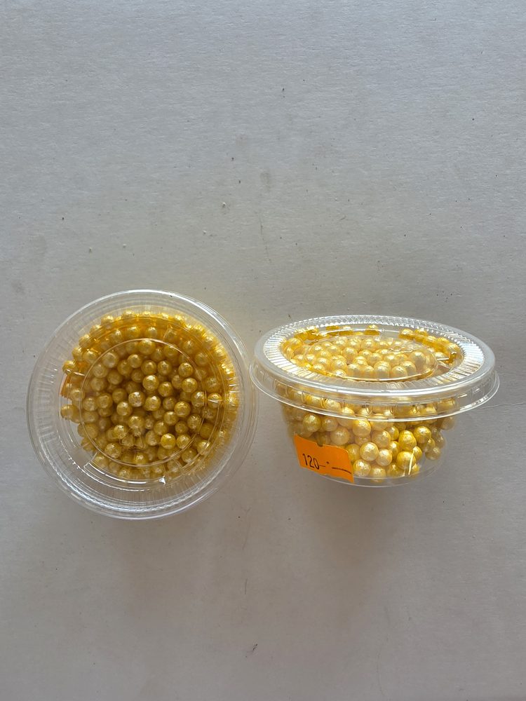 Perlas comestibles amarillas perladas en vaso plástico transparente