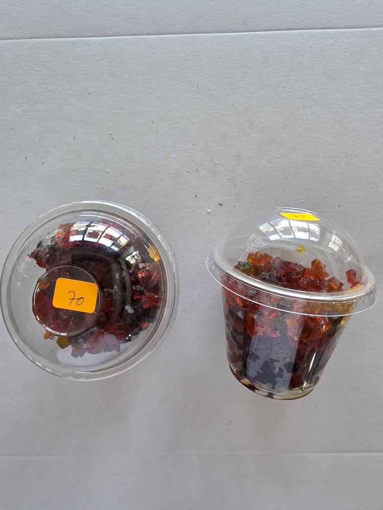 Gomitas de ositos surtidas (rojo, naranja, amarillo, verde) en vaso