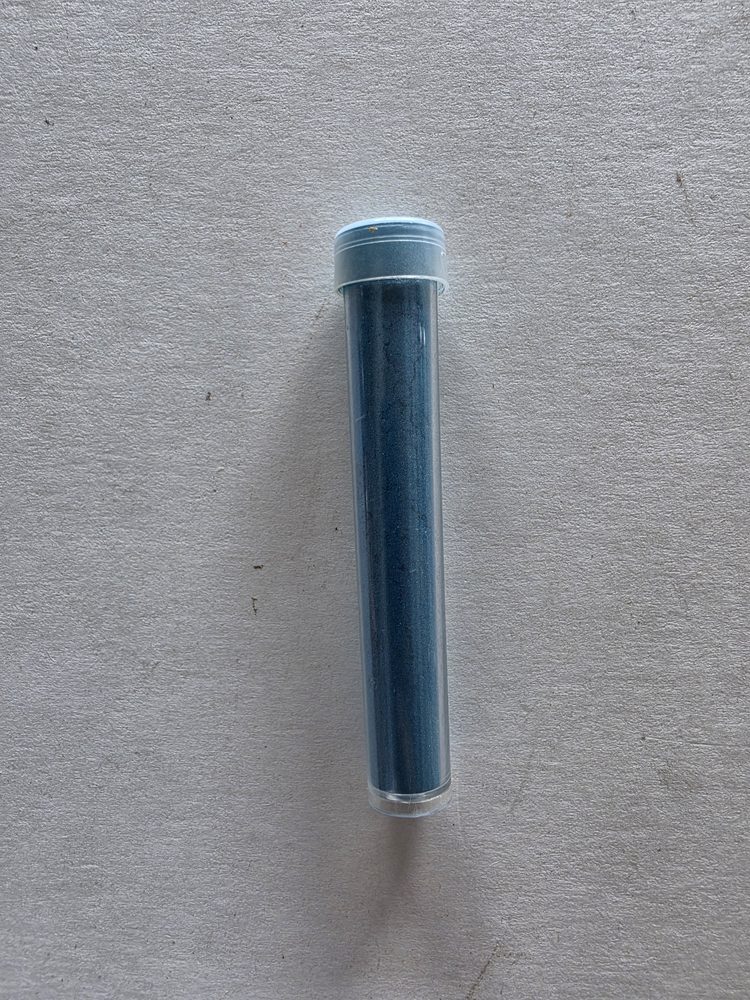Tubo plástico transparente con polvo brillante azul petroleo (azul