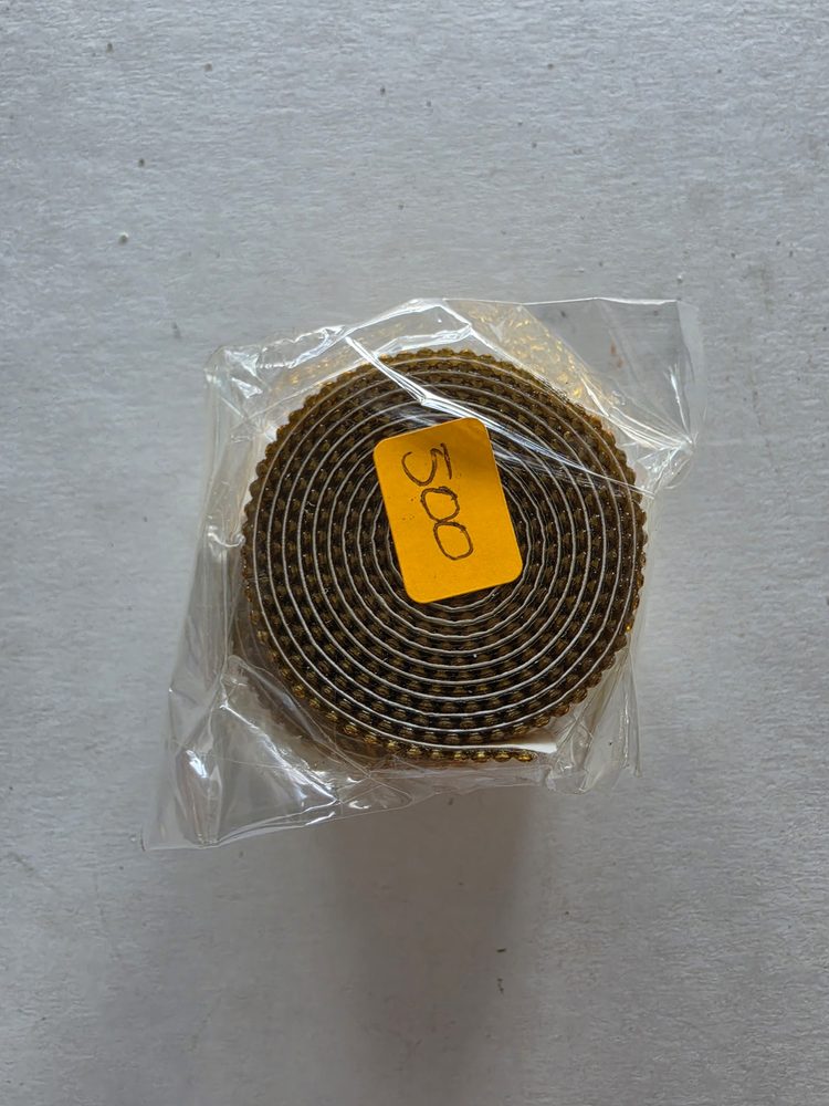 Rollo de cinta de medias perlas doradas, empacado en bolsa plastica