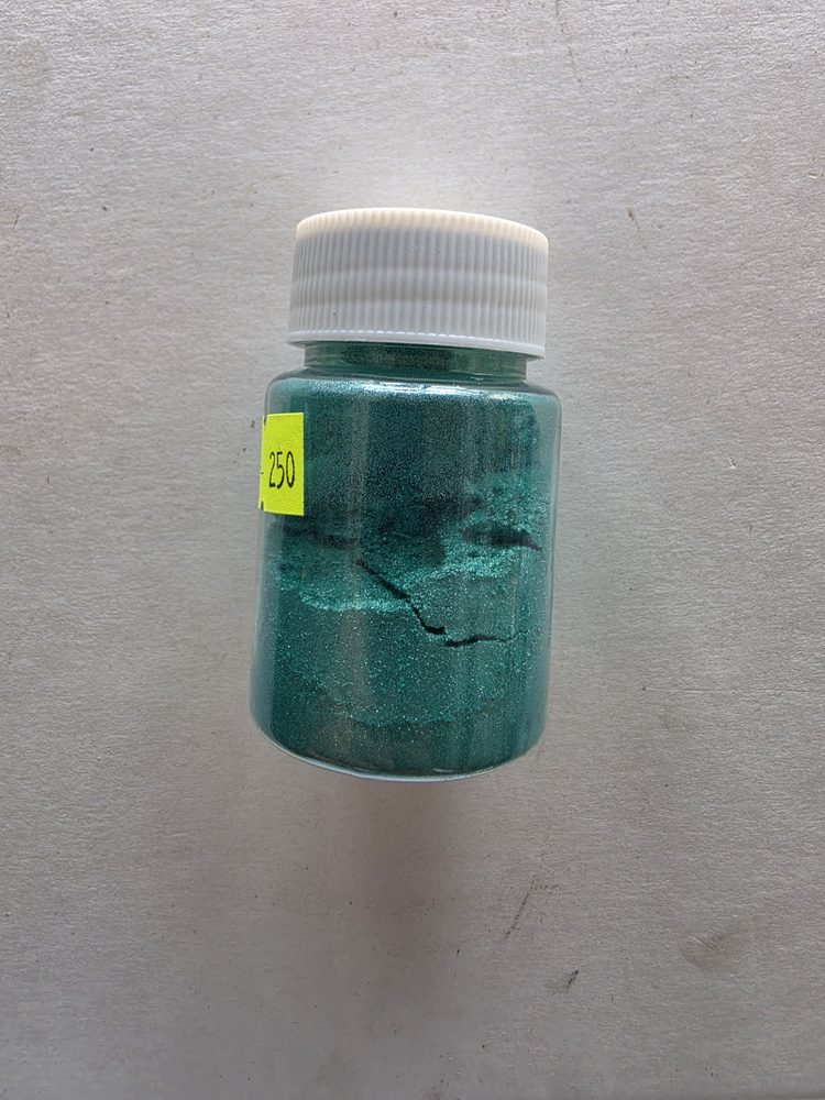 Frasco plástico con polvo perlado verde turquesa, tapa blanca de rosca