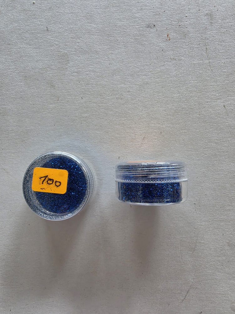 Escarcha decorativa azul en frasquito plástico transparente bajo