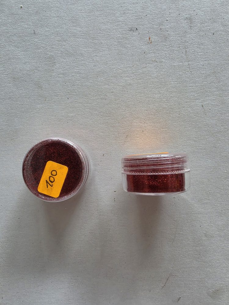 Escarcha decorativa roja oscura (vino) en frasquito plástico