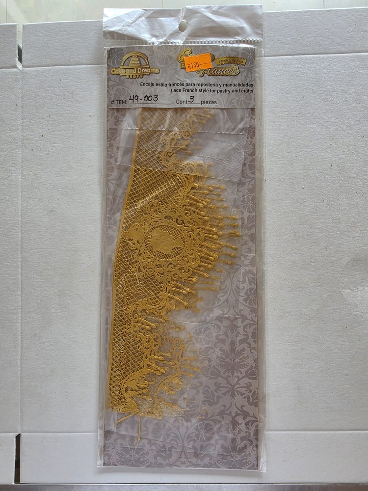 Encaje comestible estilo francés color dorado, tira calada