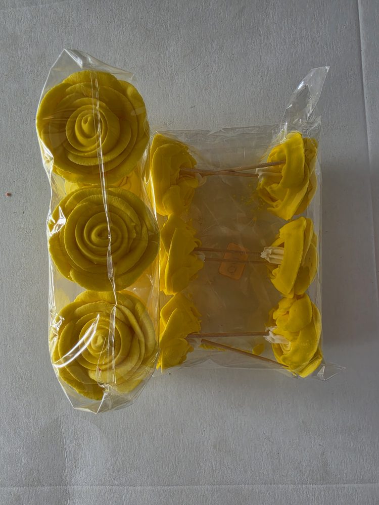 Flores de azúcar amarillas en bolsas plasticas: una bolsa con 3 rosas