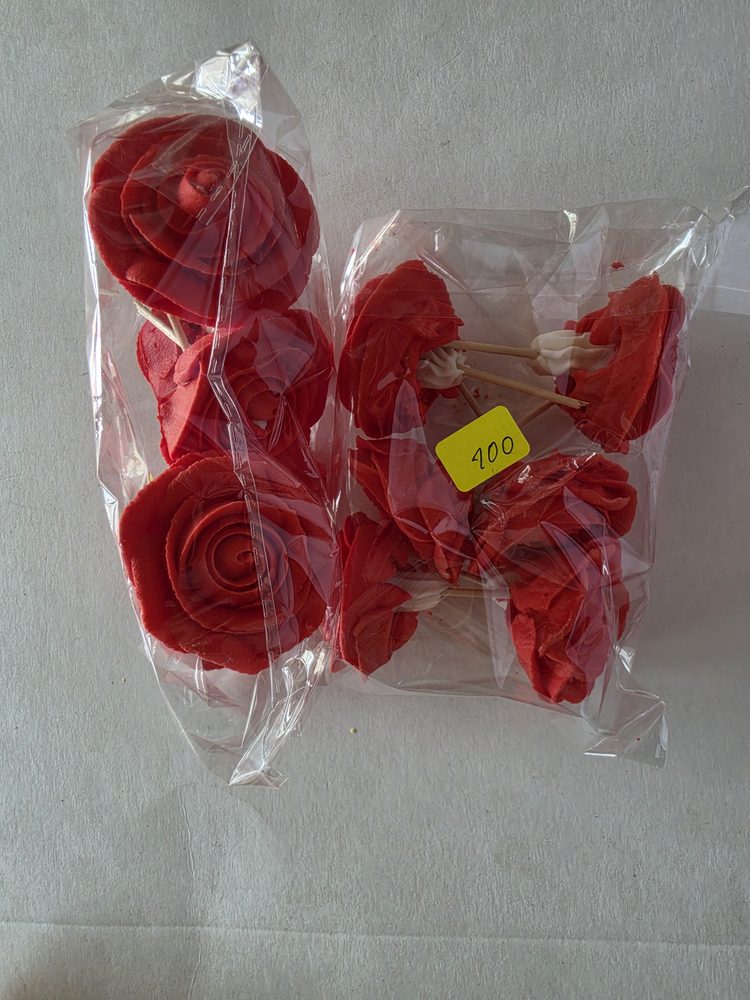 Flores de azúcar rojas en bolsas plasticas: una bolsa con 3 rosas