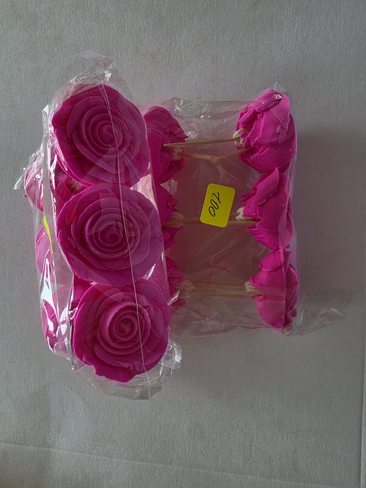 Flores de azúcar color fucsia en bolsas plasticas: una bolsa con 3