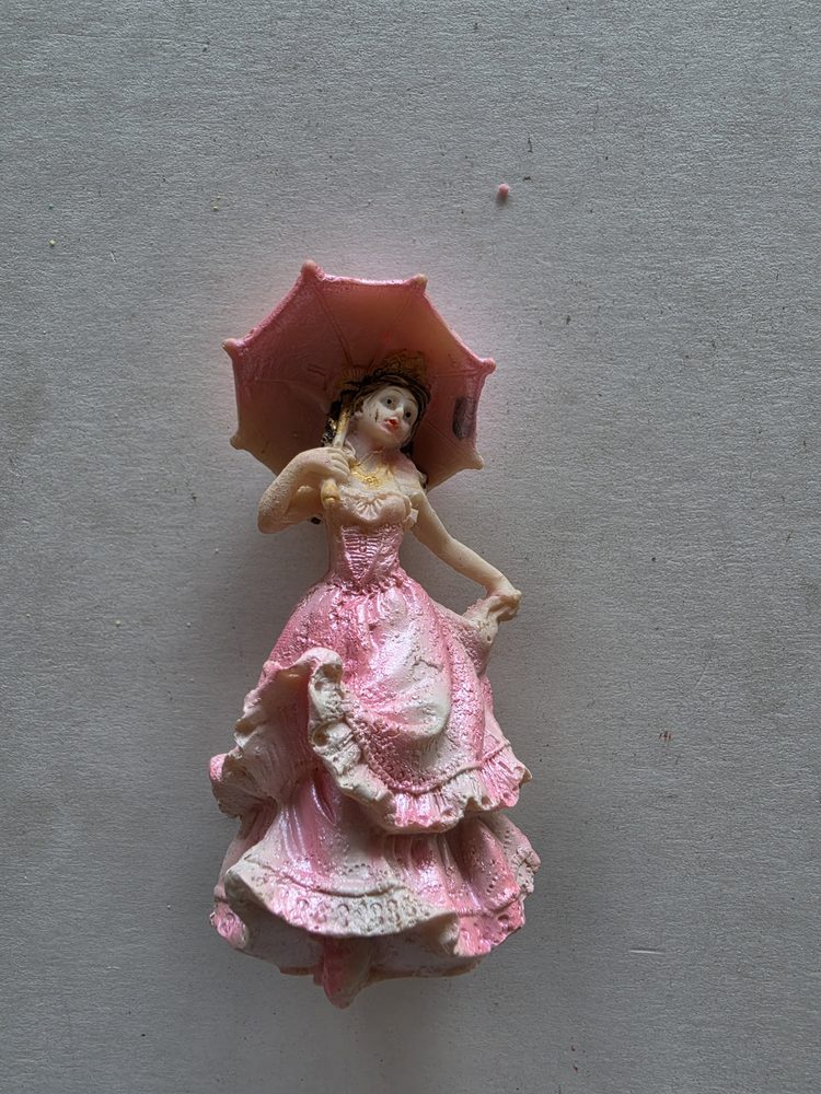 Figura decorativa de resina: dama con vestido largo rosado