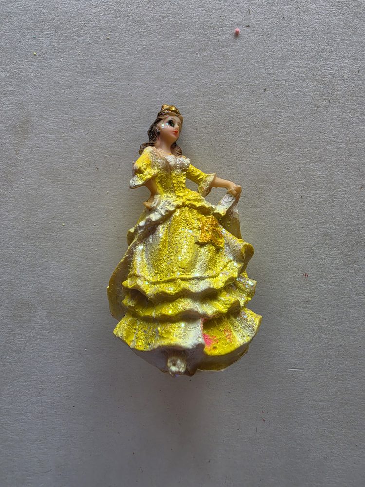 Figura decorativa de resina: dama con vestido largo amarillo