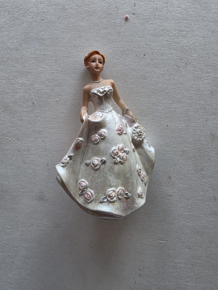 Figura decorativa de resina: dama con vestido largo blanco perlado