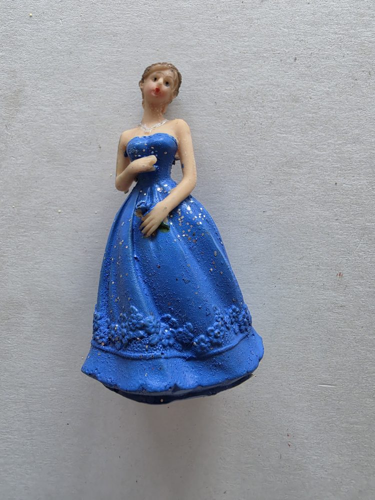 Figura decorativa de resina: dama con vestido largo azul con escarcha