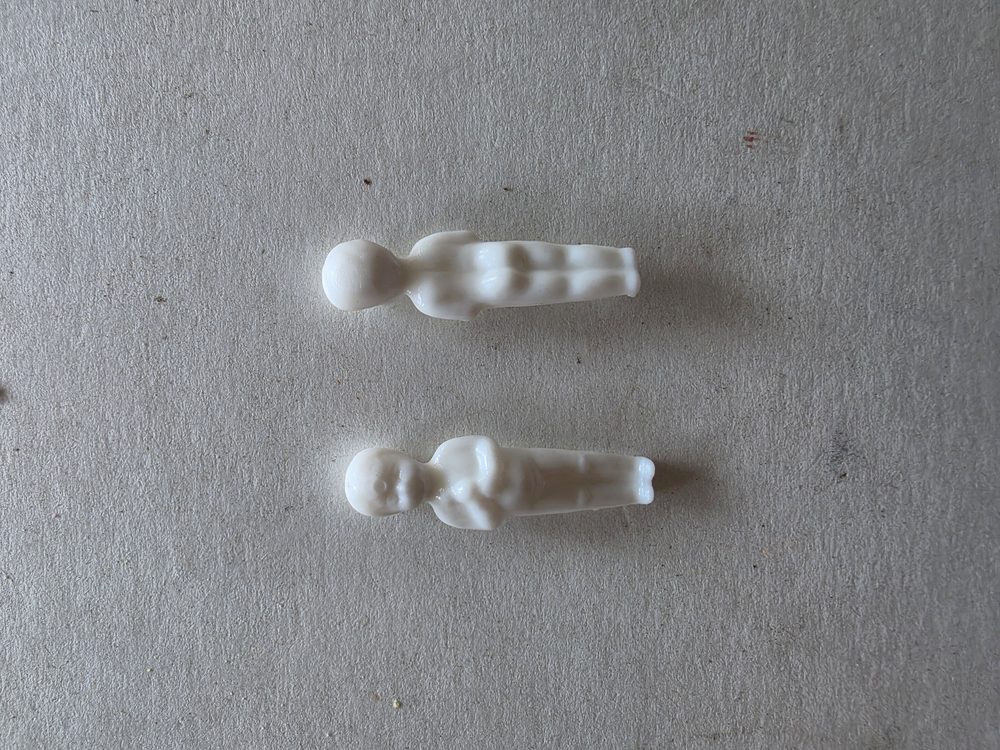 Munequitos de bebé de plástico blanco para decorar (dos piezas