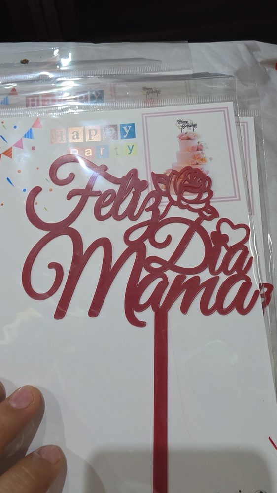 Topper para pastel de acrilico rojo tornasol con la frase Feliz Dia