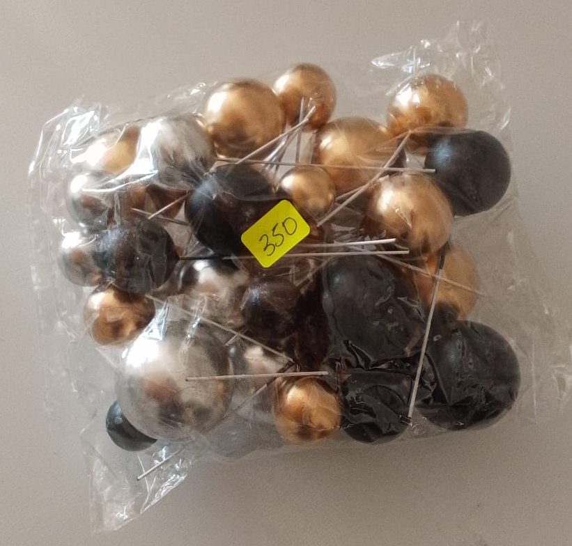 Bolsa con esferas doradas, plateadas y negras de varios tamanos