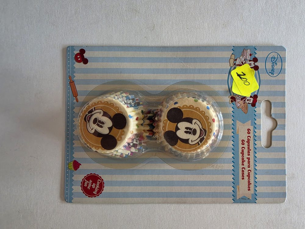 Capacillos de papel color crema con estampado de Mickey Mouse