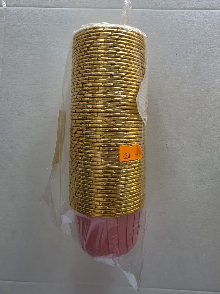 Capacillos de papel dorado metálico apilados en bolsa plastica