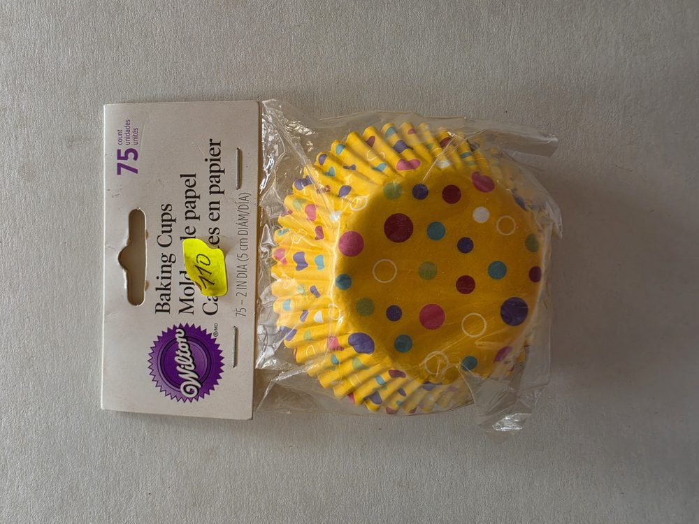 Capacillos de papel amarillos con lunares de colores, marca Wilton