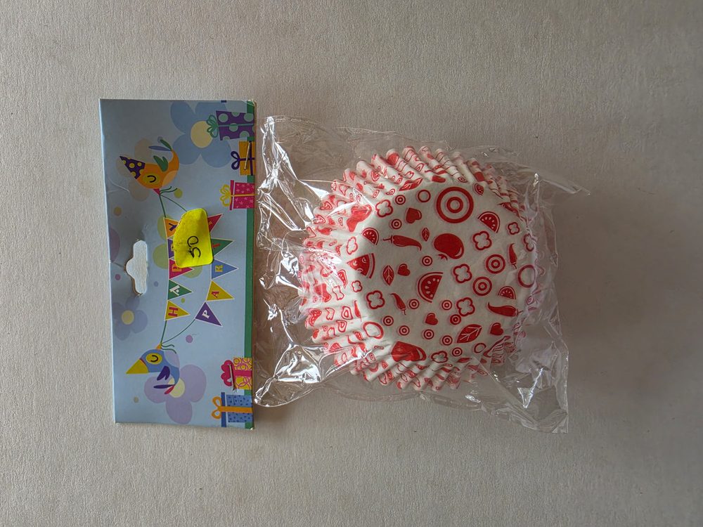 Capacillos de papel blancos con estampado rojo de frutas y figuras
