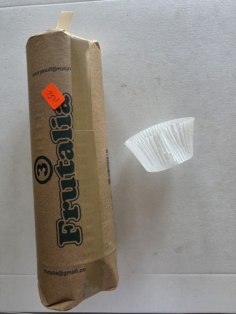 Paquete de capacillos de papel blancos marca Frutalia envuelto