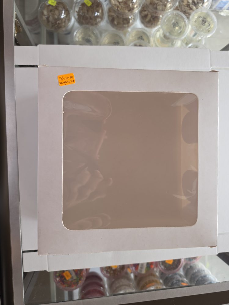 Caja cuadrada de cartón blanco con ventana transparente para pastel