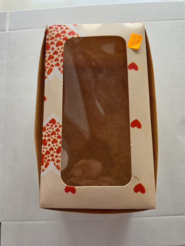 Caja rectangular de cartón kraft con ventana transparente y estampado