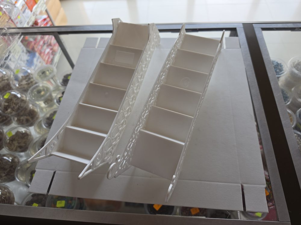 Exhibidor tipo escalera de plástico blanco, de 6 escalones