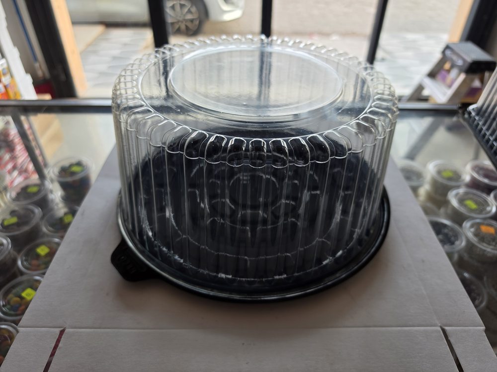 Contenedor plástico redondo para pastel alto: base negra y tapa domo