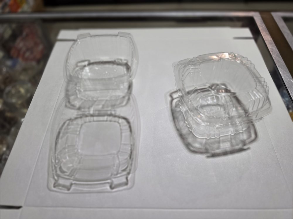 Dos envases desechables de plástico transparente con tapa abisagrada