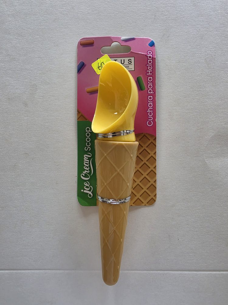 Cuchara para helado plastica con pala amarilla y mango café con forma
