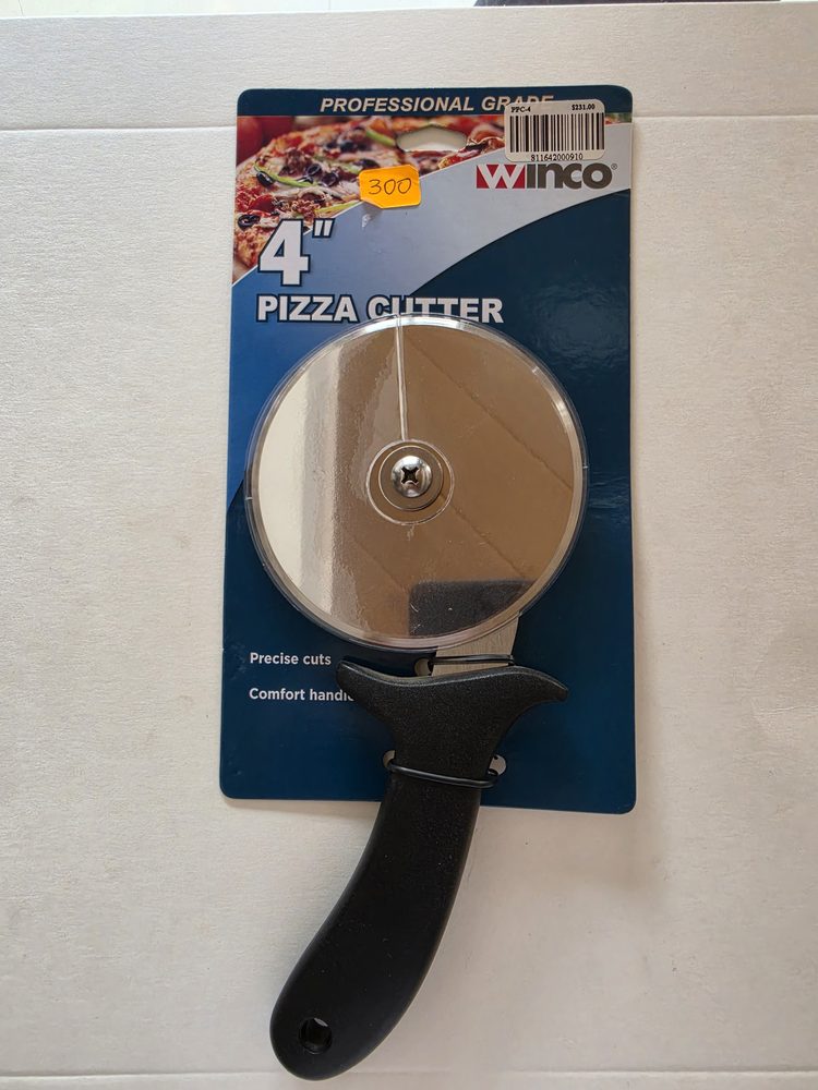 Cortador de pizza con rueda metálica plateada y mango negro