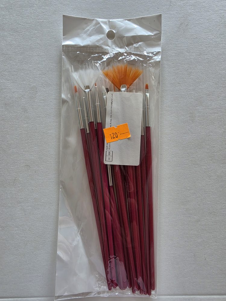 Juego de pinceles con mango rojo vino y virola plateada, cerdas