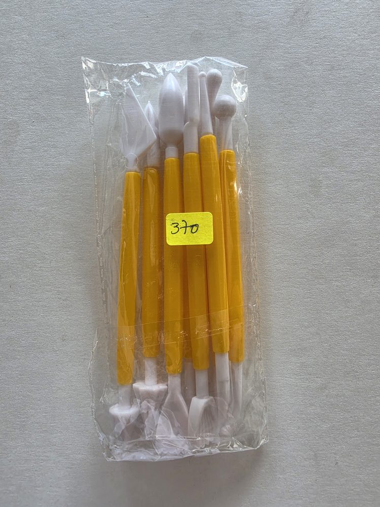 Juego de estecas modeladoras con mango amarillo y puntas blancas