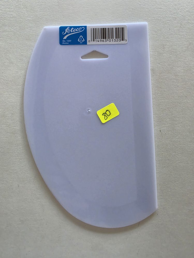 Raspador o espátula curva de plástico blanco translúcido, forma